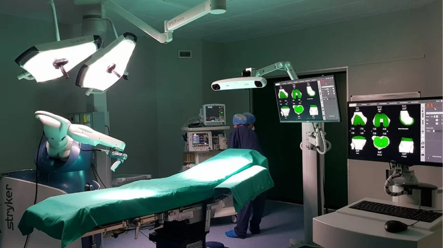 Χειρουργική αίθουσα με ρομποτικό σύστημα για αρθροπλαστική